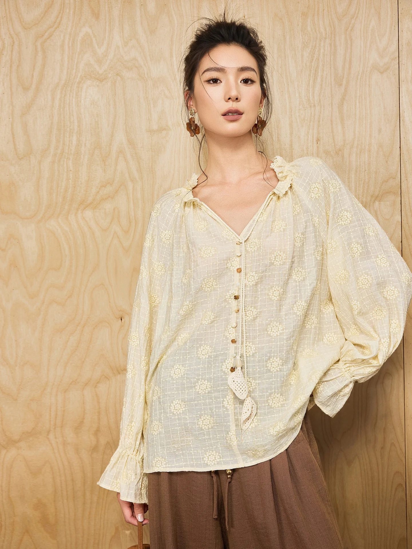 

Удобная свободная блузка из шелка и хлопка с вышивкой и кружевной отделкой. Коллекция для ранней осени. Простая повседневная женская блузка.