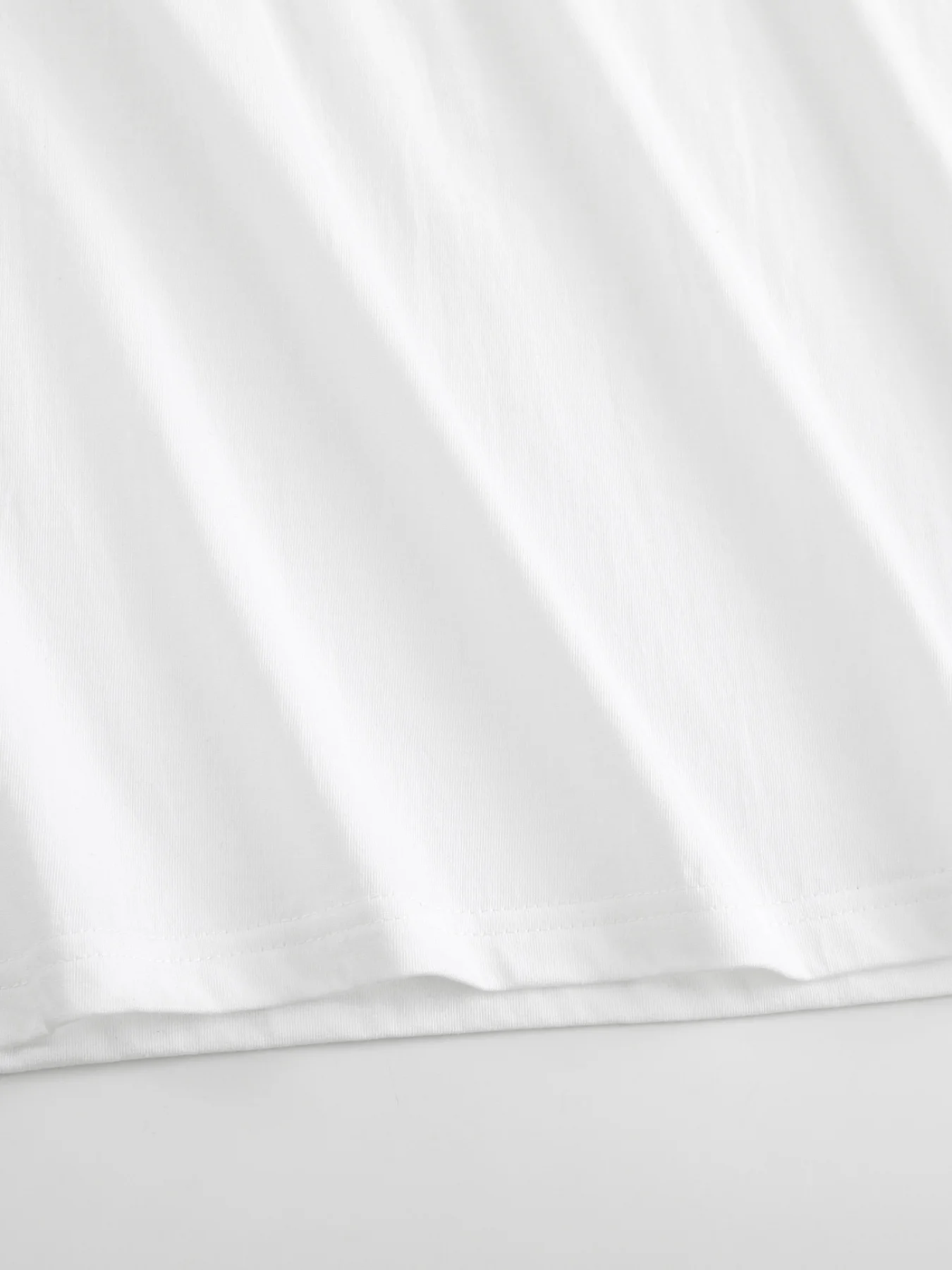 Damska koszulka na co dzień - Nadruk \"Thank God\", krótki rękaw, okrągły dekolt, regularny krój, idealna na wiosnę/lato i na zewnątrz.