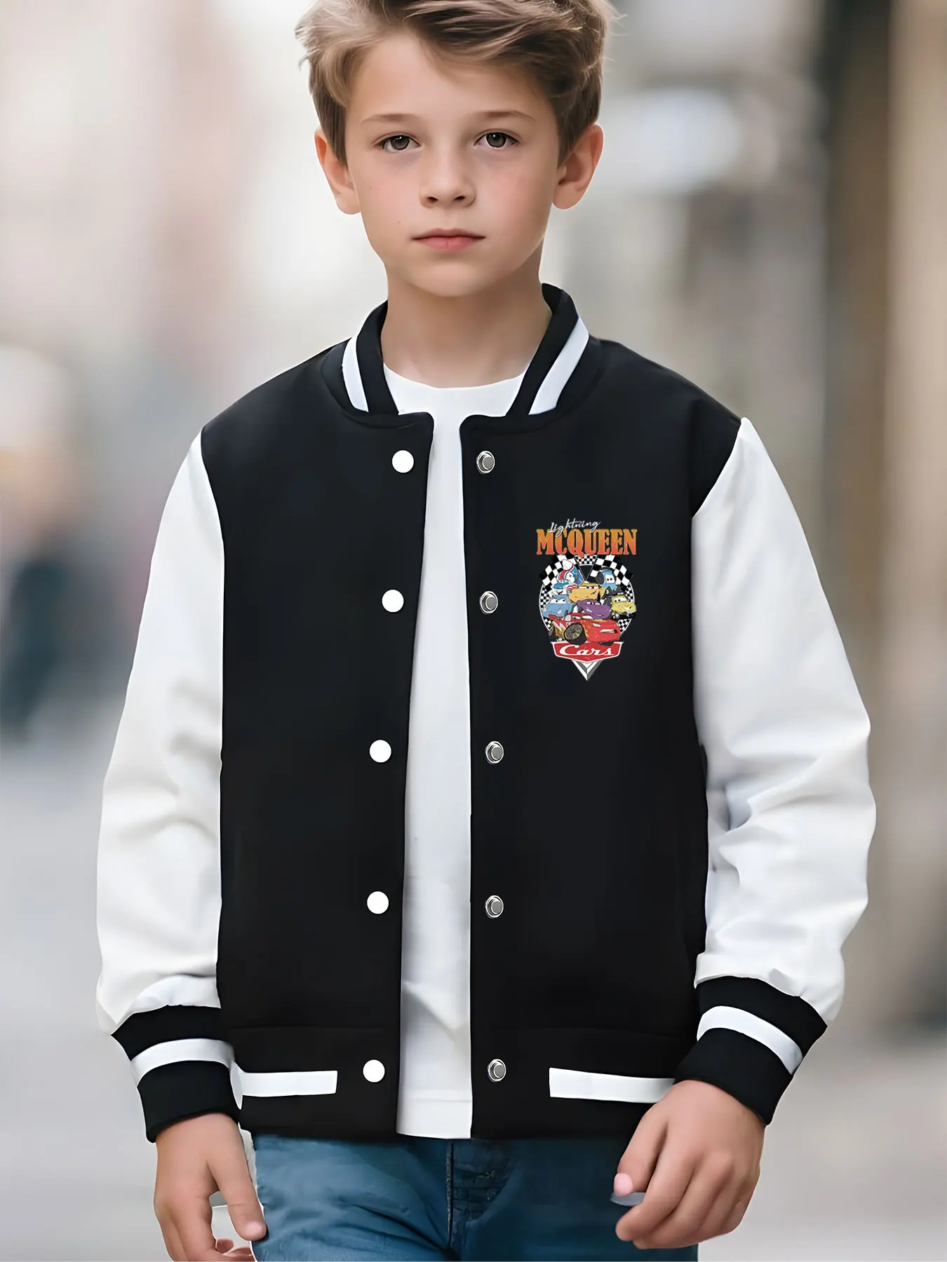 سترة MINISO Disney Cars McQueen Badge Baseball للأولاد - طباعة شارة McQueen، كاجوال وعصري، مثالية لوقت اللعب