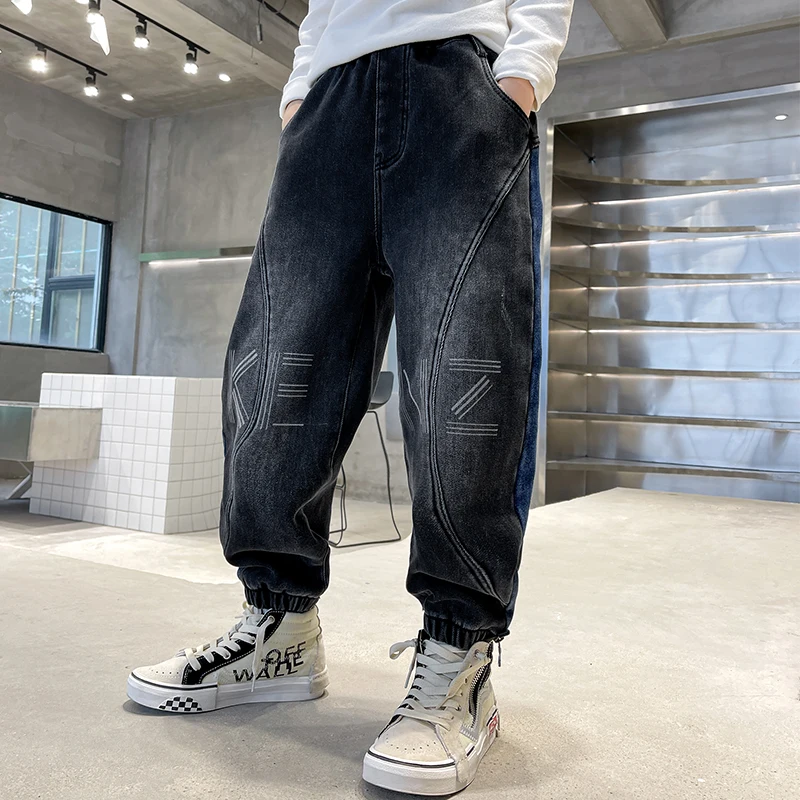 In 2023, the Korean version of trousers for children and boys in autumn was spliced with jeans and double-color-bundled jeans.