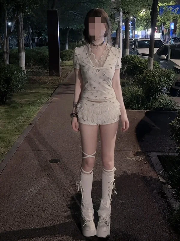 

Комплект женской модной одежды: топ с завязками и шорты с высокой талией, кружевными вставками и короткими рукавами, летний, в стиле Pure Desire.