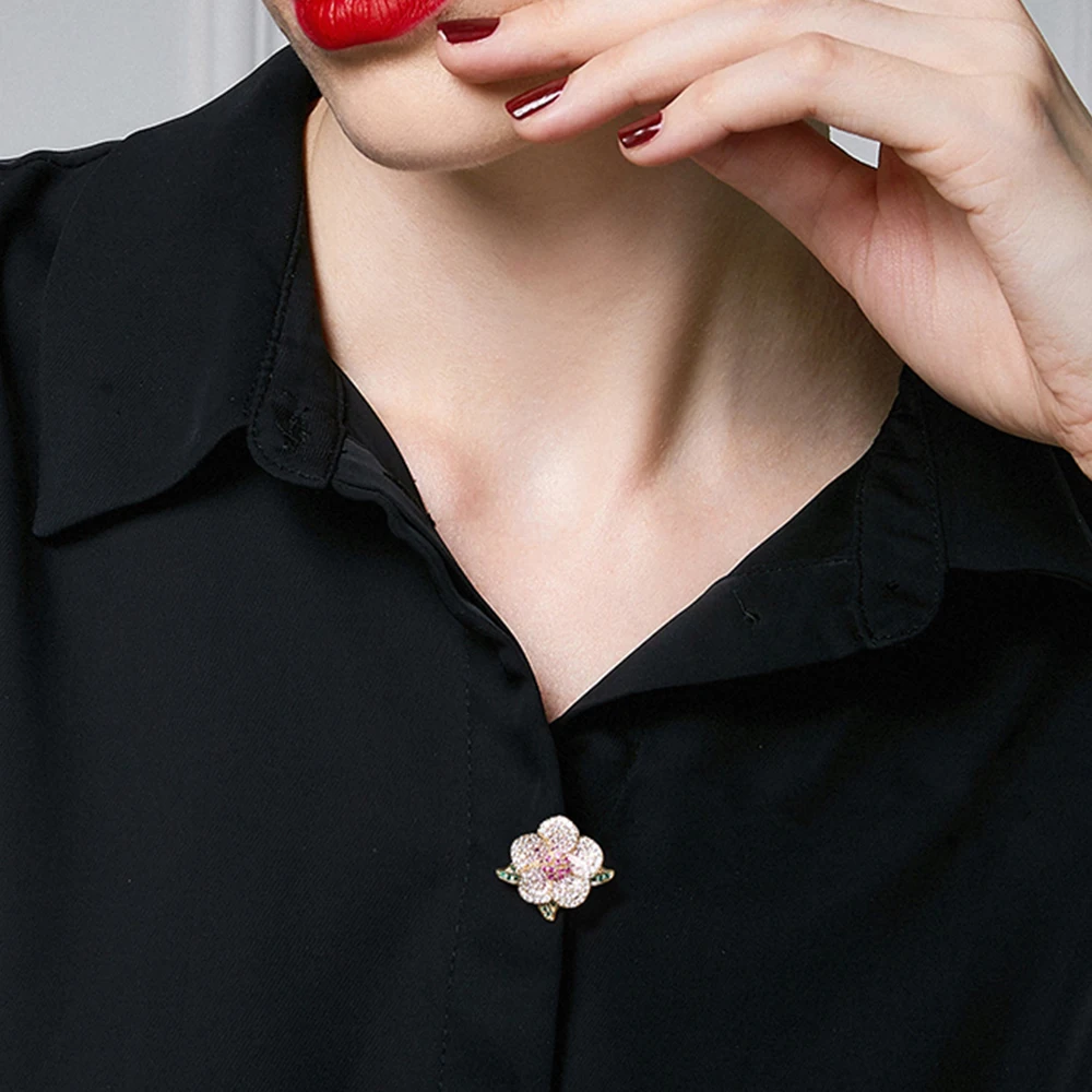 Small Camellia Rose Brooches for Women Elegant Zircon Rhinestone Pines Corsage Temperament Coat Female Accessories Pins