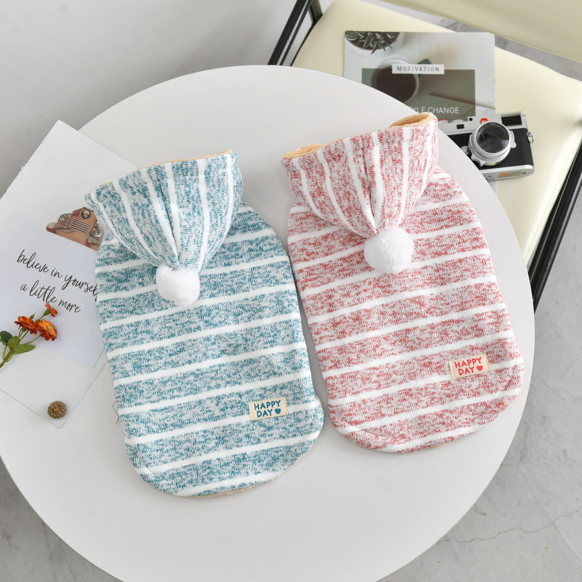 

Свитер для собак с капюшоном 2025 — полосатое пальто на термоподкладке для маленьких и средних собак, уютная одежда для домашних животных на холодную зиму