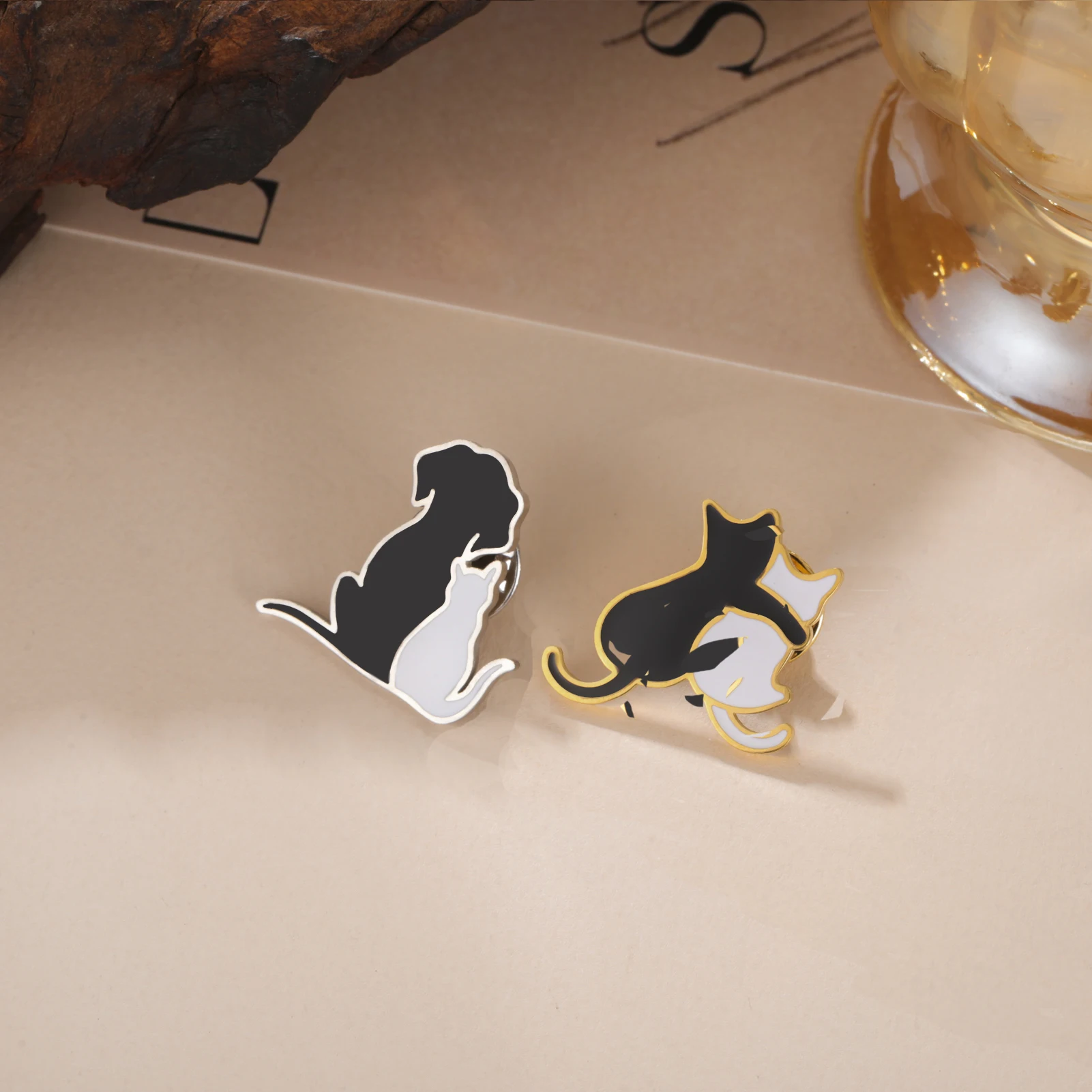 Skyrim القط الكلب أسود أبيض المينا بروش للنساء الرجال الفولاذ المقاوم للصدأ التلبيب دبوس الحيوانات الأليفة قميص دعوى شارة اكسسوارات هدية #6