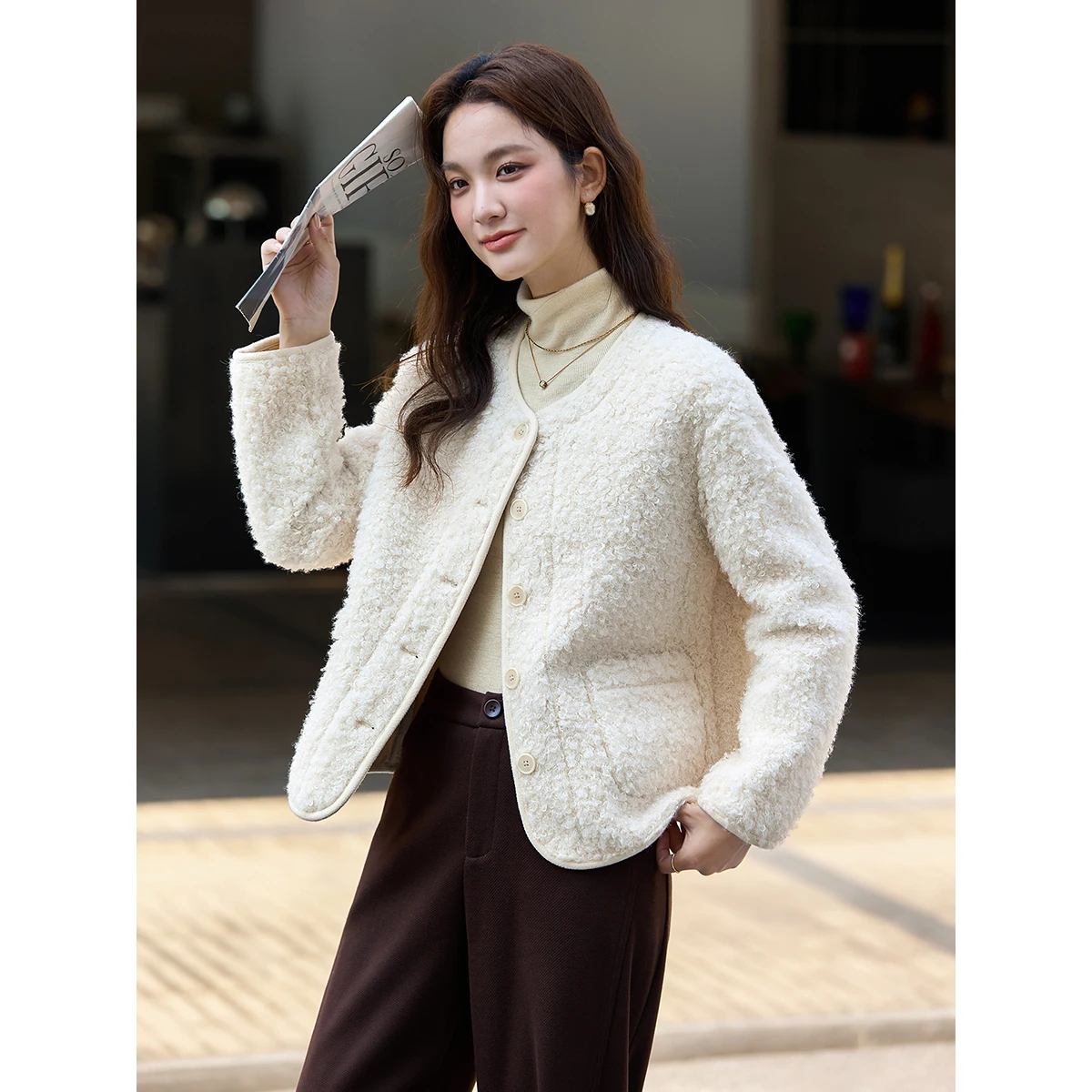 معطف VIMLY أنيق من الفرو الصناعي للنساء 2025 بياقة دائرية متينة ملابس خارجية قصيرة متعددة الاستخدامات وسميكة ودافئة سترة شتوية نسائية A3213