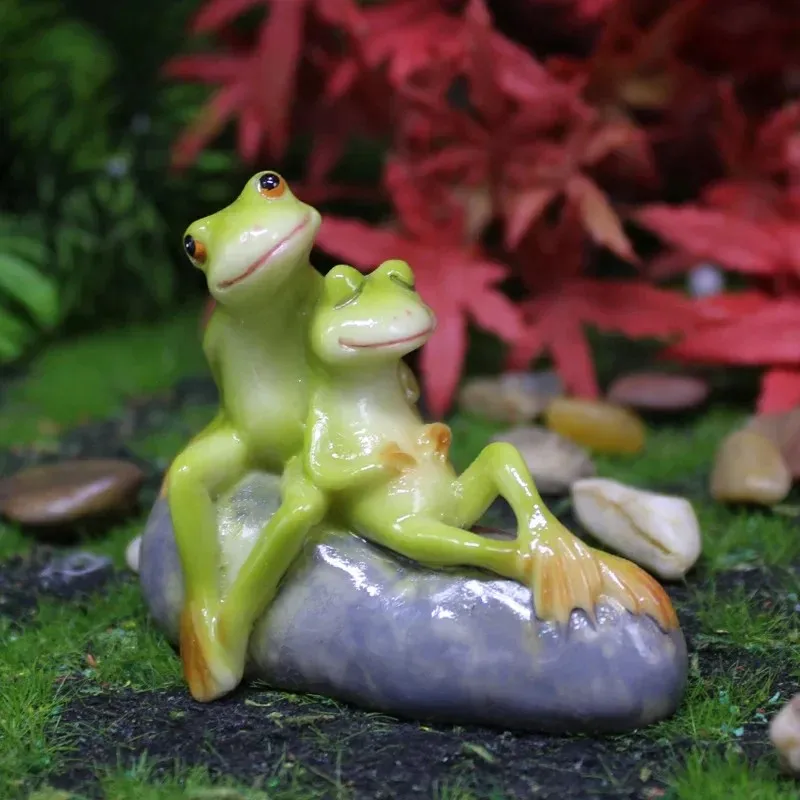 Kawaii Frog Couple Figurines Cartoon Sweet Frog Love Desk Decorations Micro-landscape Accessories Resin Crafts