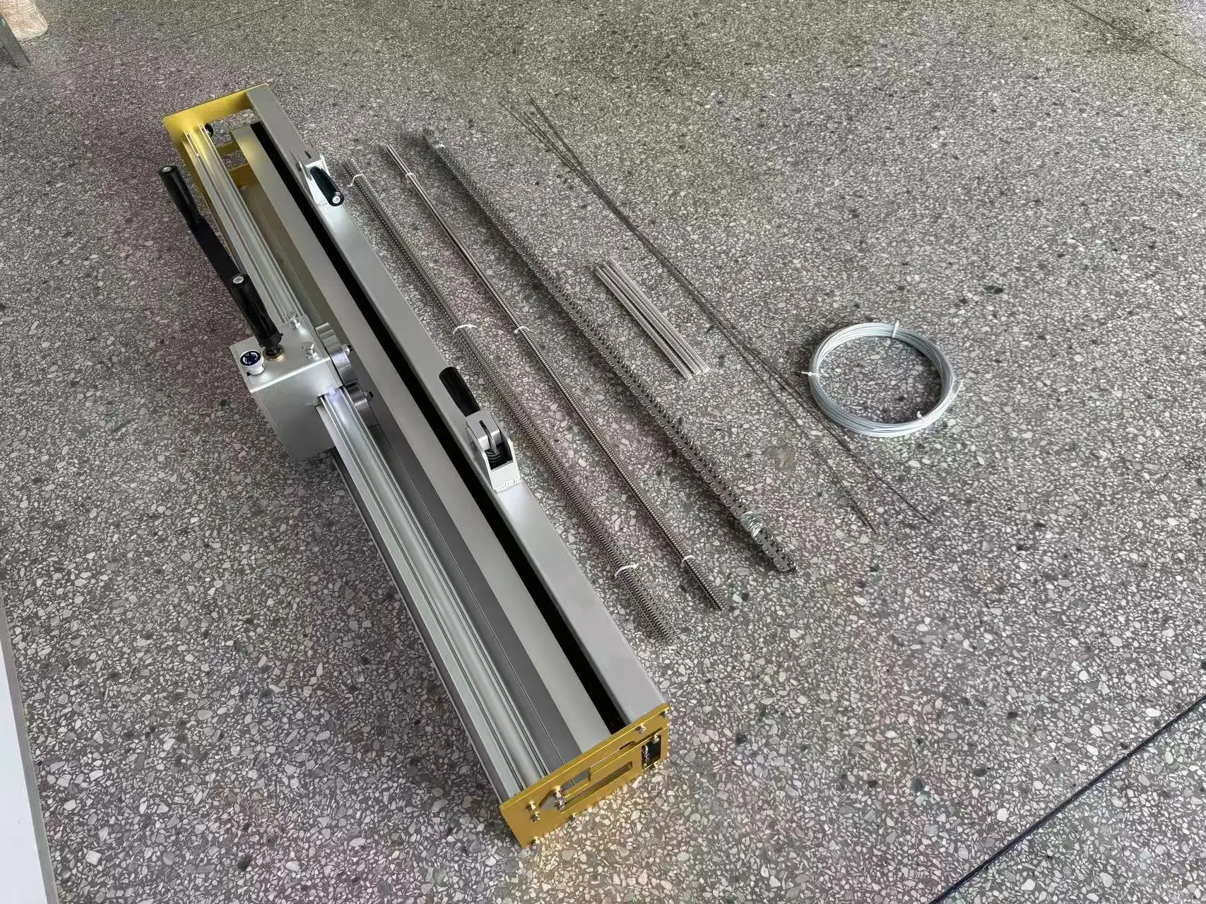 Manual Roller Knotting Machine Light Steel Buckle Conveyor Belt Connector is used for conveyor belt splicing