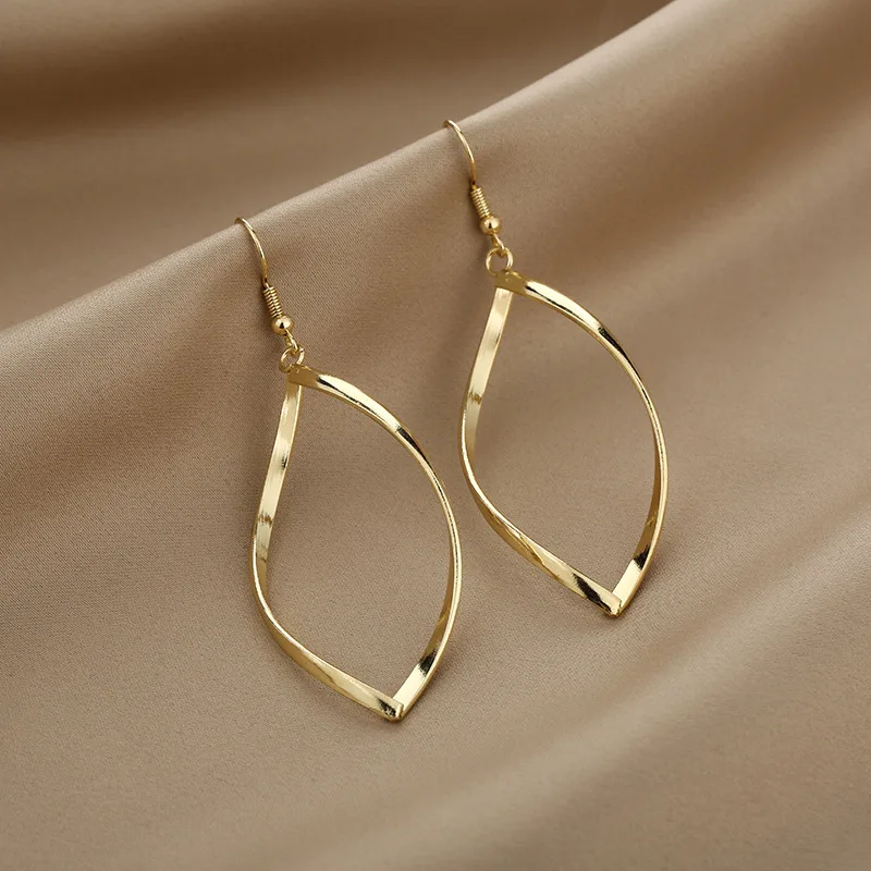 Twisted Wave Rhombus Hook Earrings for Women Gold Color Metal Wraped Geometry Pendants Hyperbole Long Hanging Earrings brincos