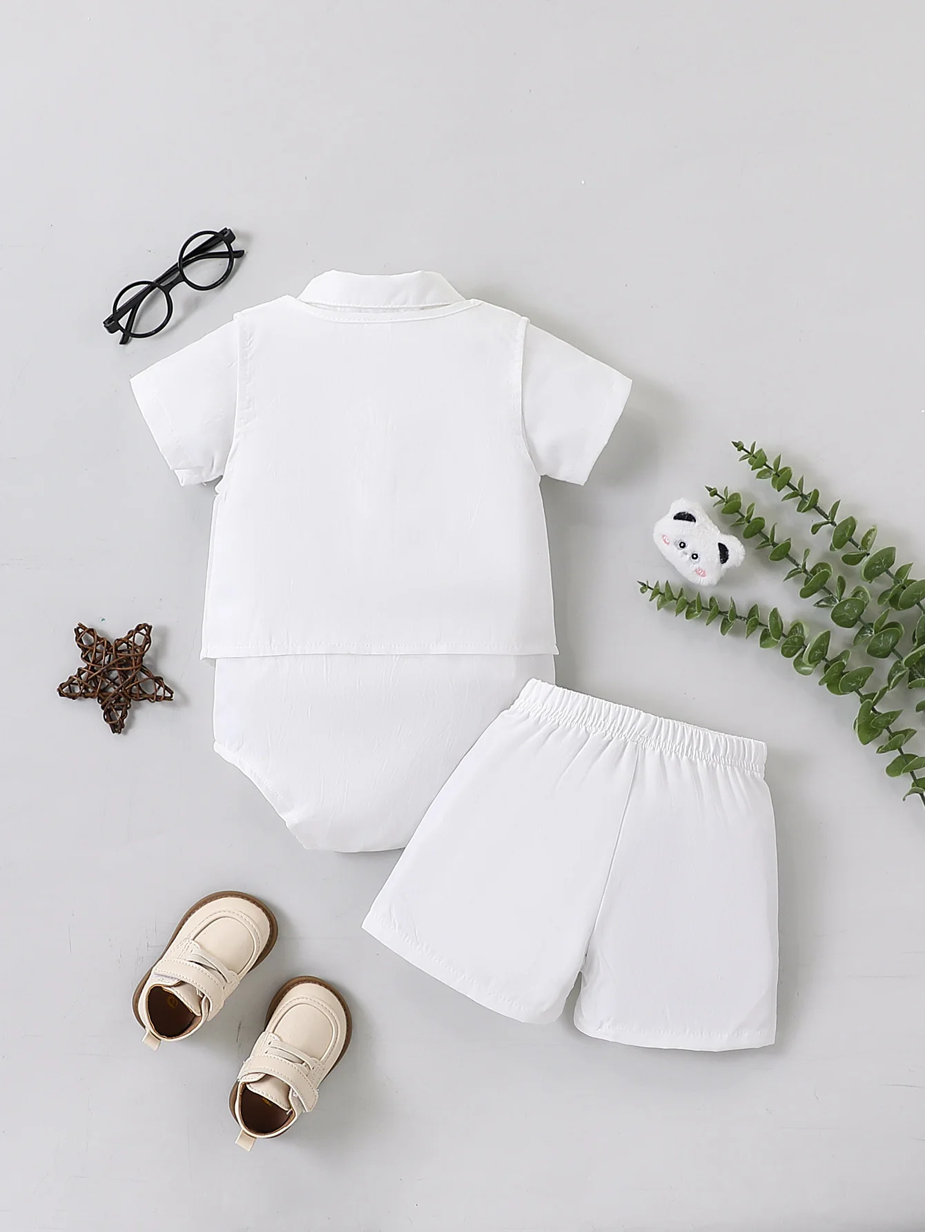 Baby and children's summer baptism suit one-year-old gentleman's suit white crawling clothes + small vest + shorts suit