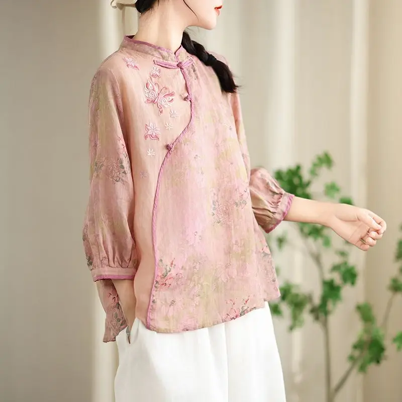 

Женская блузка из хлопка и льна с воротником-стойкой, пуговицами-лягушками, принтом и рукавами-фонариками 3/4