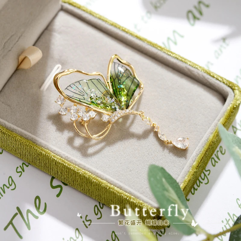 Luxury Crystal Butterfly Brooch Pearl Pendant Lapel pins for Women Girl Stylish Lapel Pins Sweater Badges Jewelry Accessories