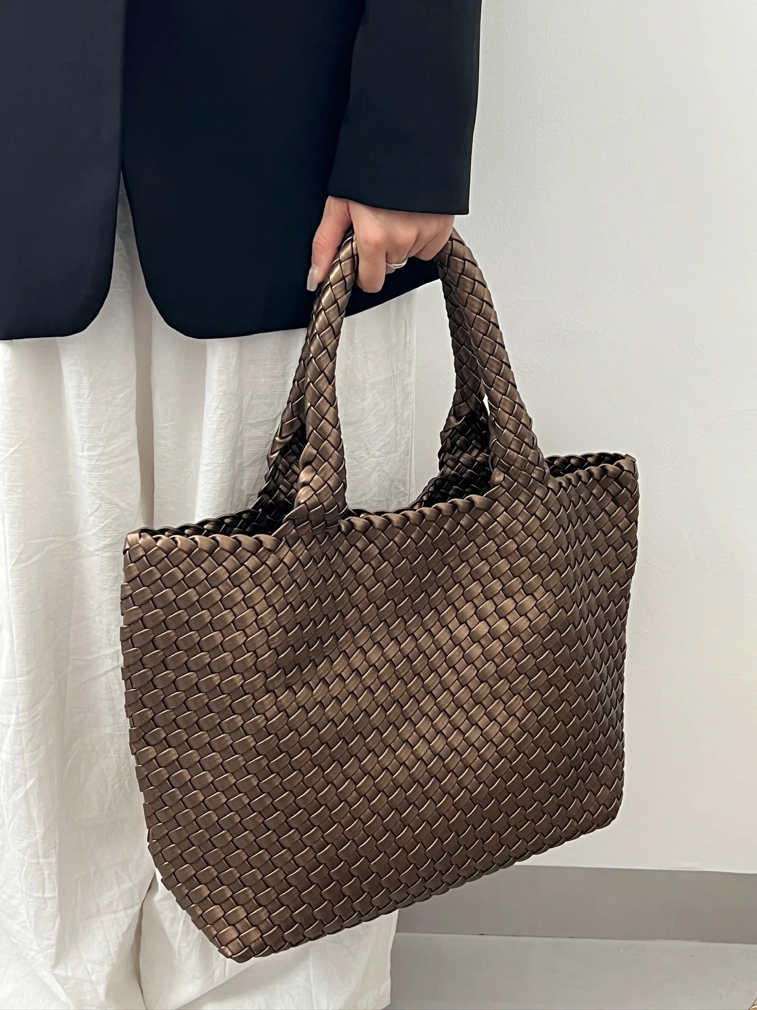 

Tote Bag for Women PU material smooth fabric hand woven shoulder bag Essential handbag for parties and shopping