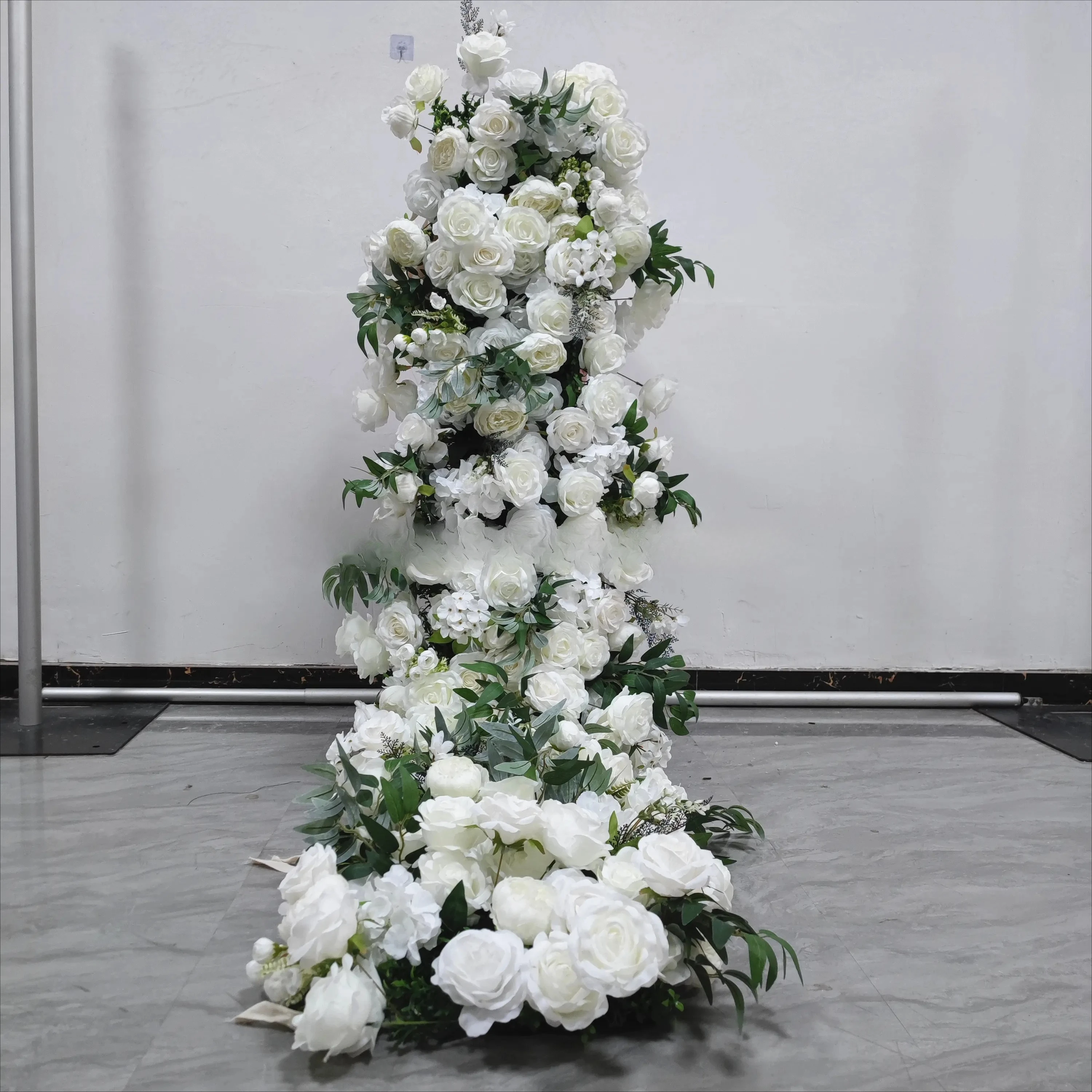Customized Fabric Based Artificial Flower Decorations with High Quality White Roses for Indoor and Outdoor Wedding Decorations