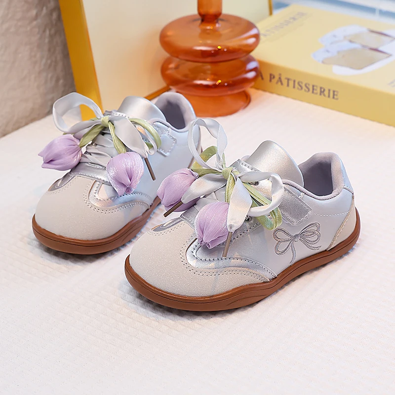 

Новинка осени 2024, детские теннисные туфли с милым цветком, детская повседневная обувь, спортивная обувь для девочек с мягкой подошвой, нескользящая обувь в стиле принцессы