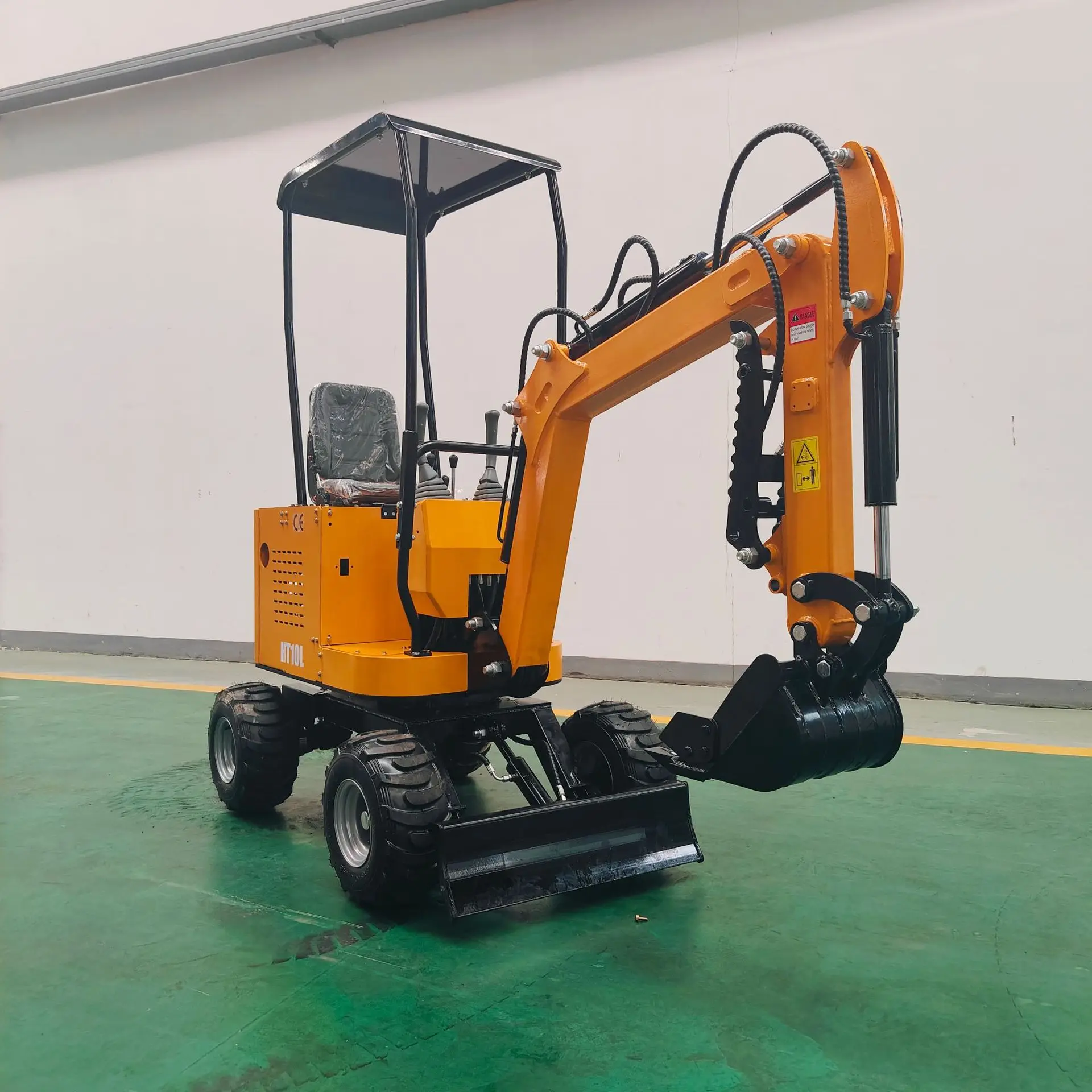 Flexible Steering 1T Wheeled Small Excavator, Capable of Bulldozing and Trenching, Widely Applied in Farming, Home Construction