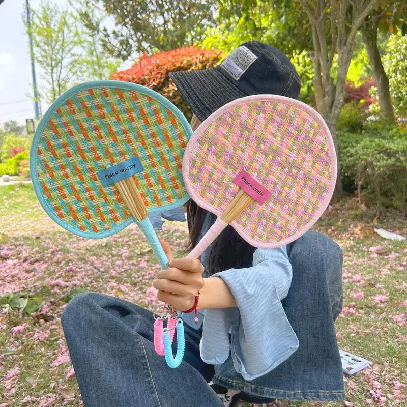 Abanico colorido hecho a mano de hojas de palma, abanico tejido de bambú de paja de estilo chino, Enfriador antimosquitos de verano, colgante para decoración del hogar