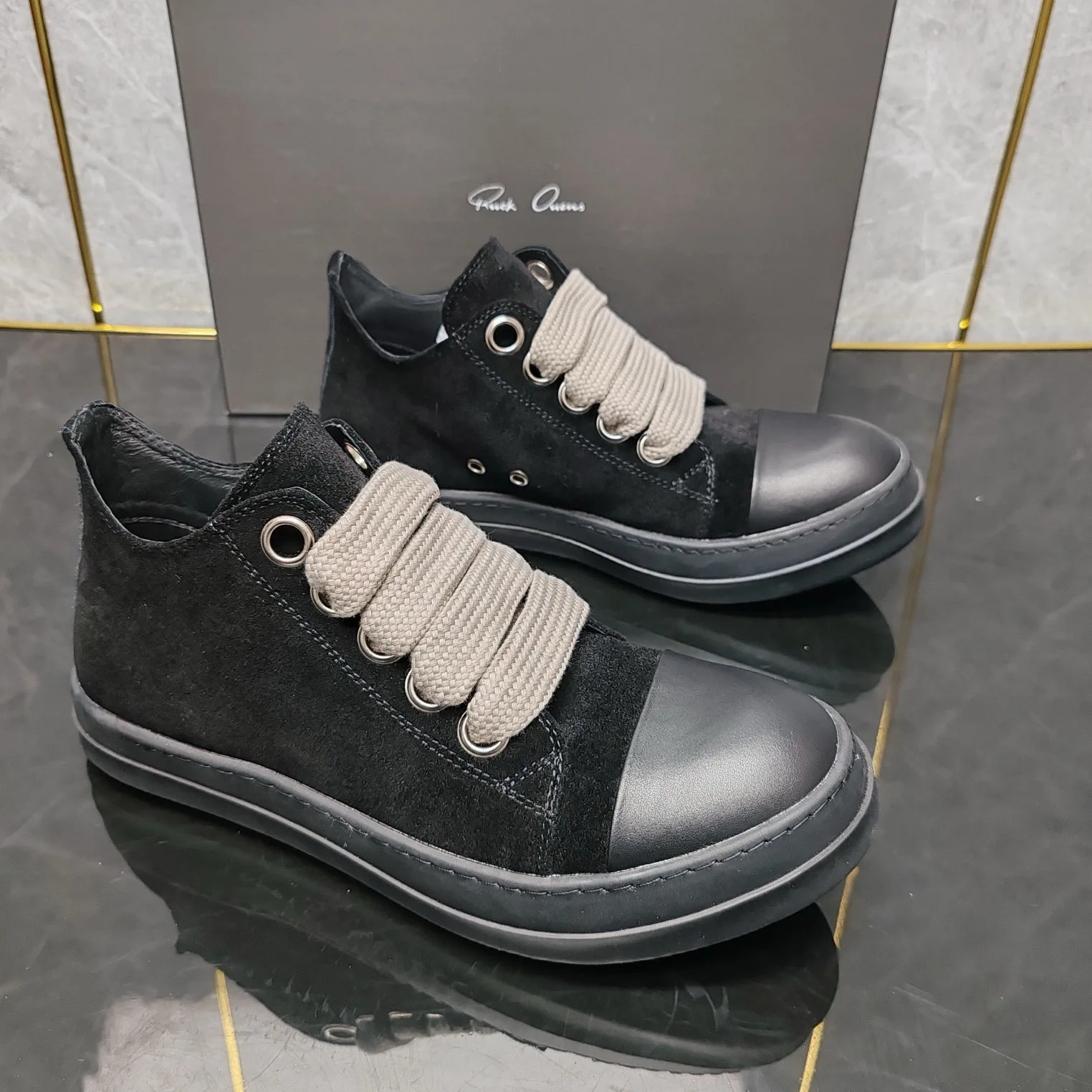 Round Owens black suede nubuck casual shoes All-black low-top thick shoelaces. The first layer of cowhide is dirt-resistant.