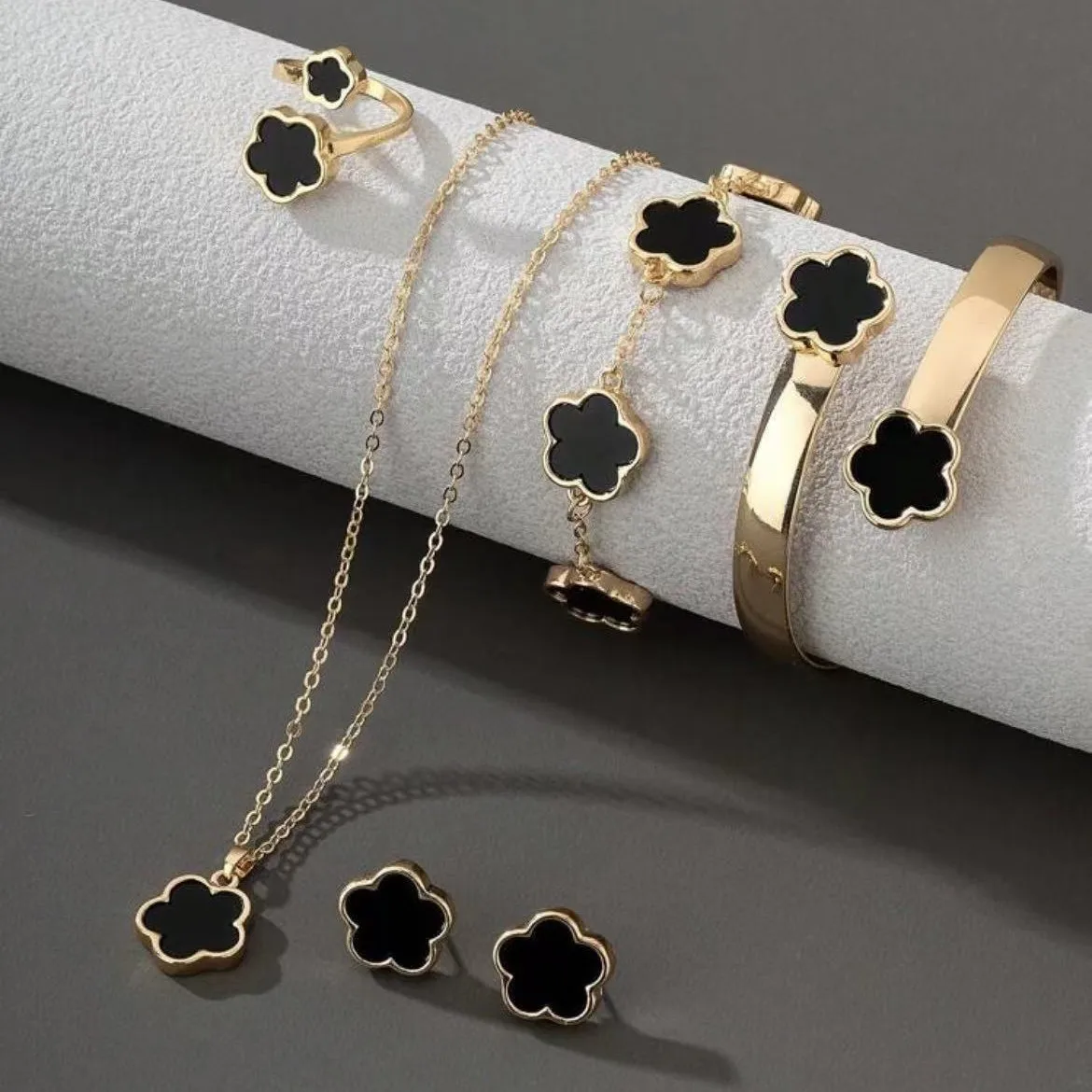 Conjunto de Joias Flor da Sorte Brilhante, Kit de Ornamentos de 5 Peças: Pulseira de Acrílico, Colar de Trevo, Anel e Brincos