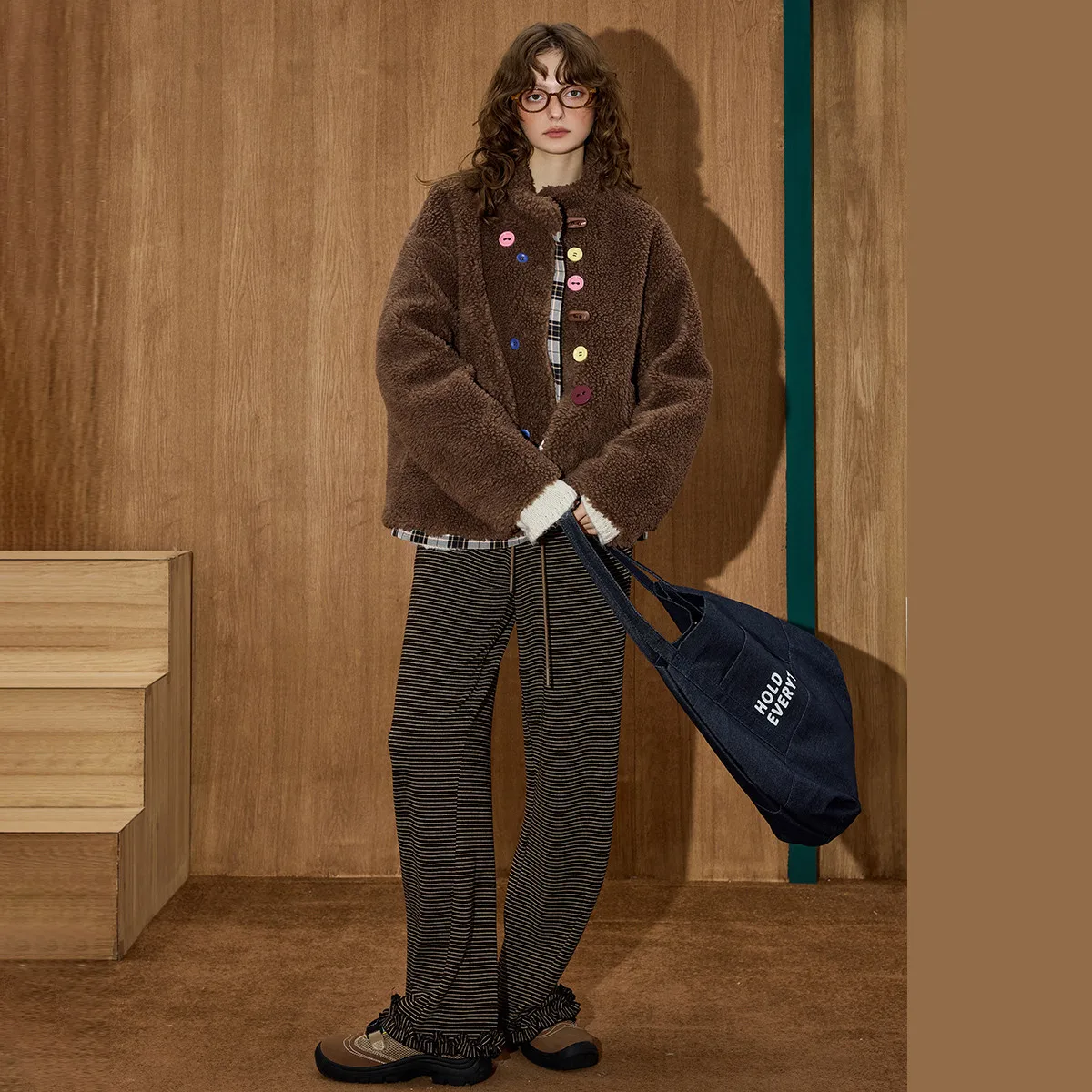 معطف شتوي نسائي لعام 2025 90% من الأسفل معطف منتفخ بأزرار ملونة وبطانة منقوشة سترة مصممة كبيرة الحجم ملابس خارجية فاخرة