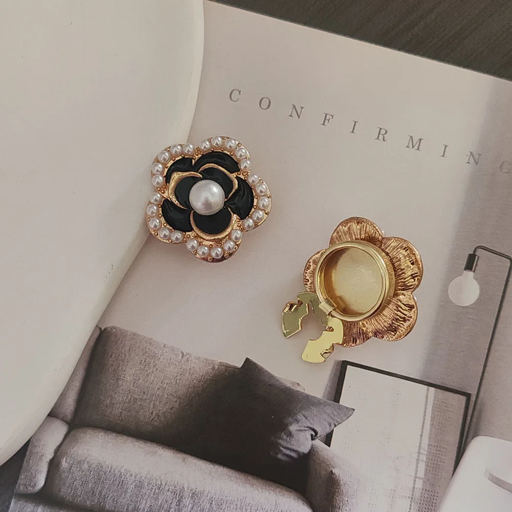 2 SZT. Modne metalowe guziki w kształcie kwiatów z kokardką i perłą do dekoracji odzieży DIY, ozdobne guziki ze stopu do koszul i rękawów.