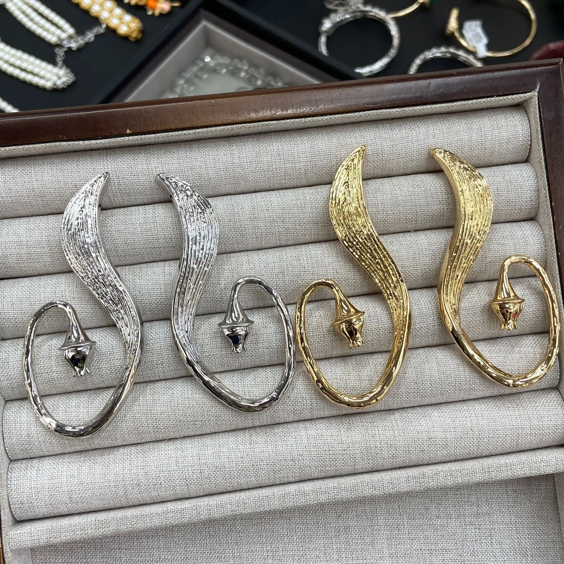 Abstract Curved Textured Metal Drop Earrings Irregular Wavy Long Dangle Earrings Vintage Statement Earrings for Women Jewelry