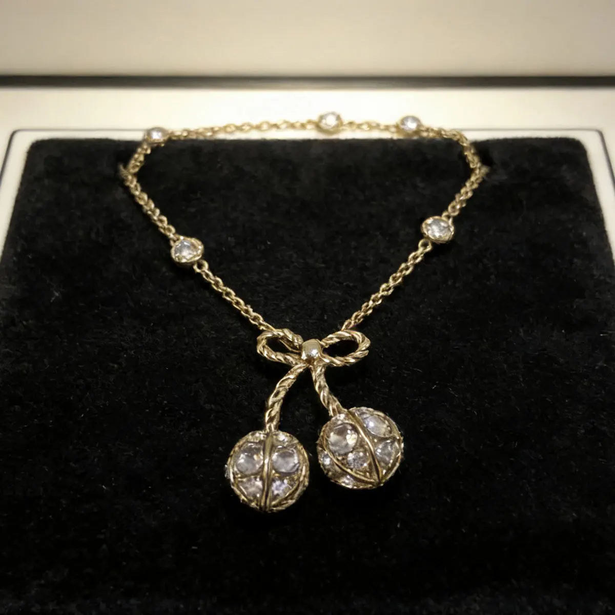 The new medium bronze coin pattern gourd necklace is fashionable and simple and explodes the necklace