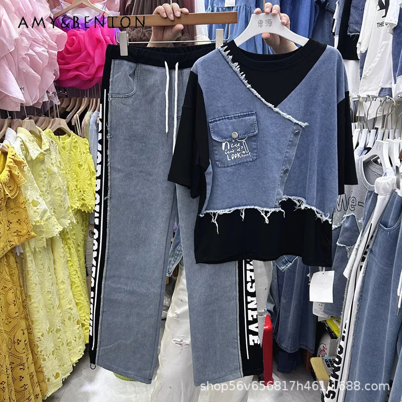 

Комплект из 2 предметов: джинсовая футболка с короткими рукавами и лоскутным дизайном, а также модные повседневные брюки с широкими штанинами, эластичным поясом и буквенным принтом