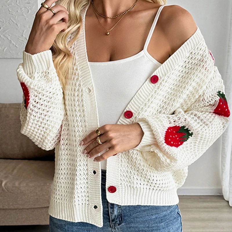 سترة نسائية مطرزة بالفراولة من قماش الجاكار المحبوك بأزرار عميقة ورقبة على شكل حرف V فضفاضة