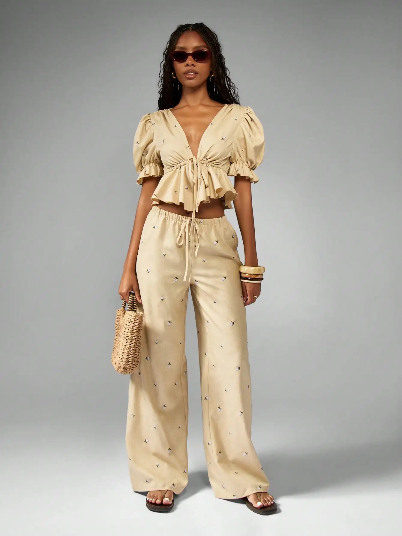 

Летний комплект из двух предметов в стиле коттеджкор: топ с пышными рукавами и вышивкой, имитирующий лён, с оборками и широкие брюки.