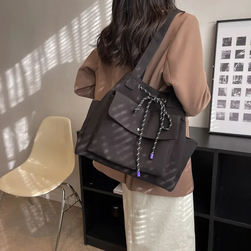 Waterproof Simple Shoulder Bags for Women Large Capacity Stylish Tote Bag for College Students Lightweight Commuting Bag