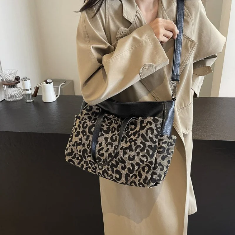 

Elegant Classic Leather Messenger Purse Shopper Bag For Women Casual Commuter With Trendy Simple Style