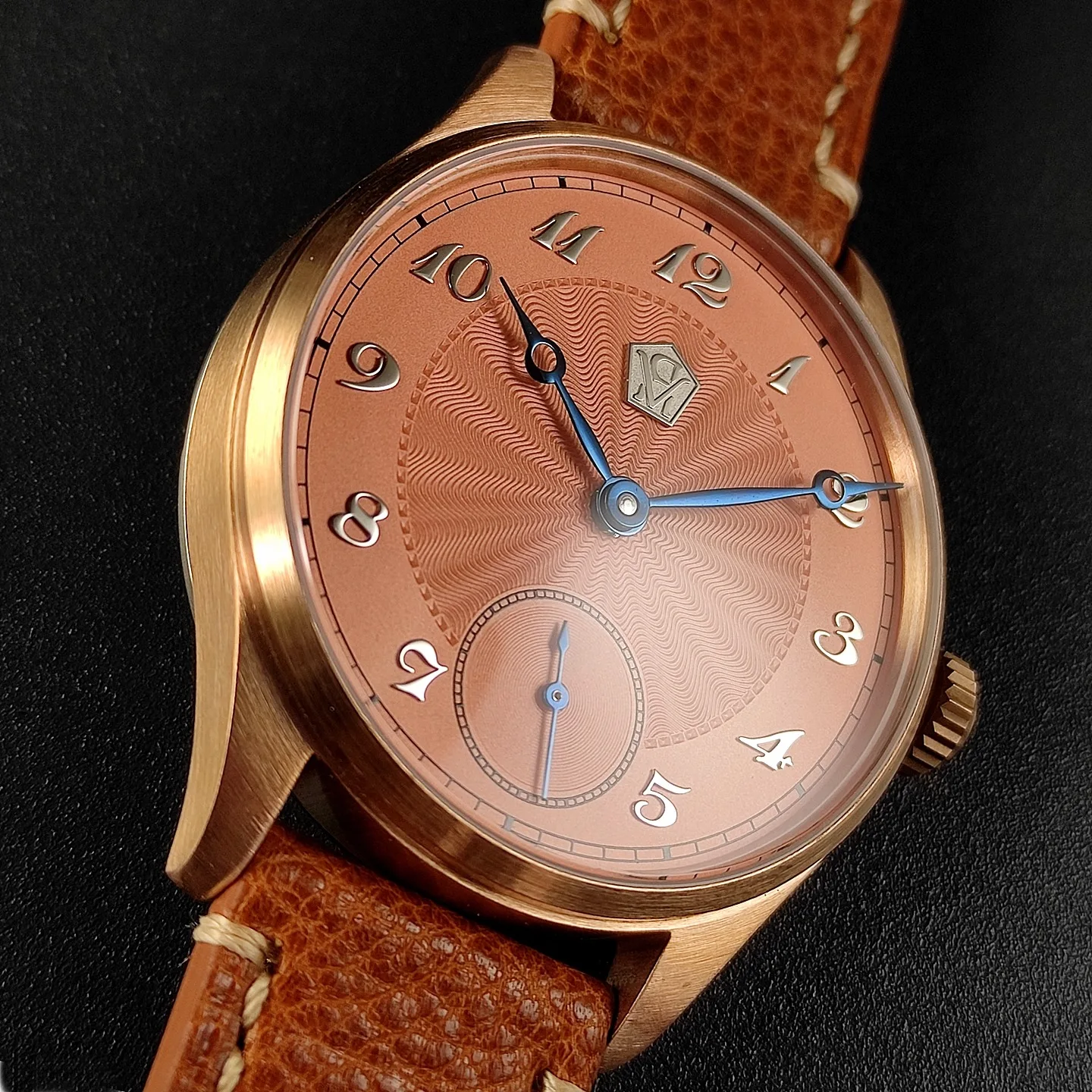 Reloj mecánico manual para hombre de 40 mm en bronce estaño con esfera grabada, tachuelas plateadas 3D, manecillas azul calor, gaviota ST3621 Jones Swor