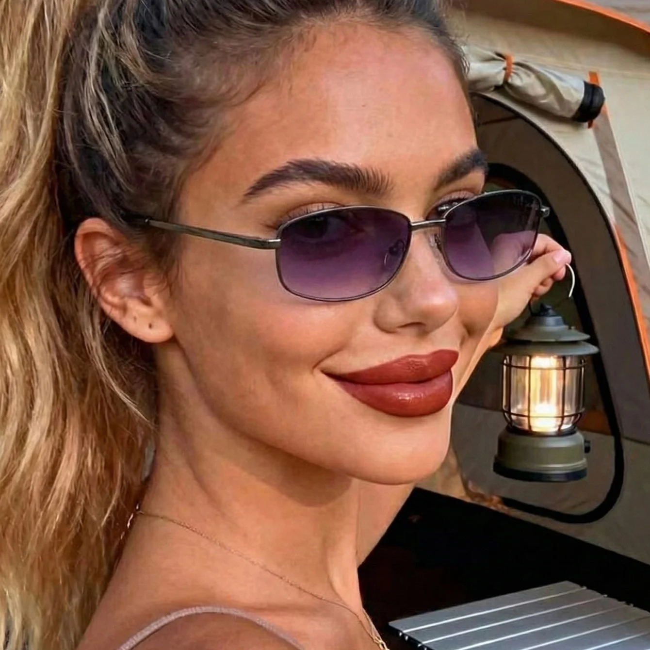 1-teilige Damen-Sonnenbrille mit kleinen Metallrahmen, Retro-Trendiger neuer Stil, hochwertiges Gefühl, vielseitig einsetzbar, geeignet für den täglichen Weg zur Arbeit.