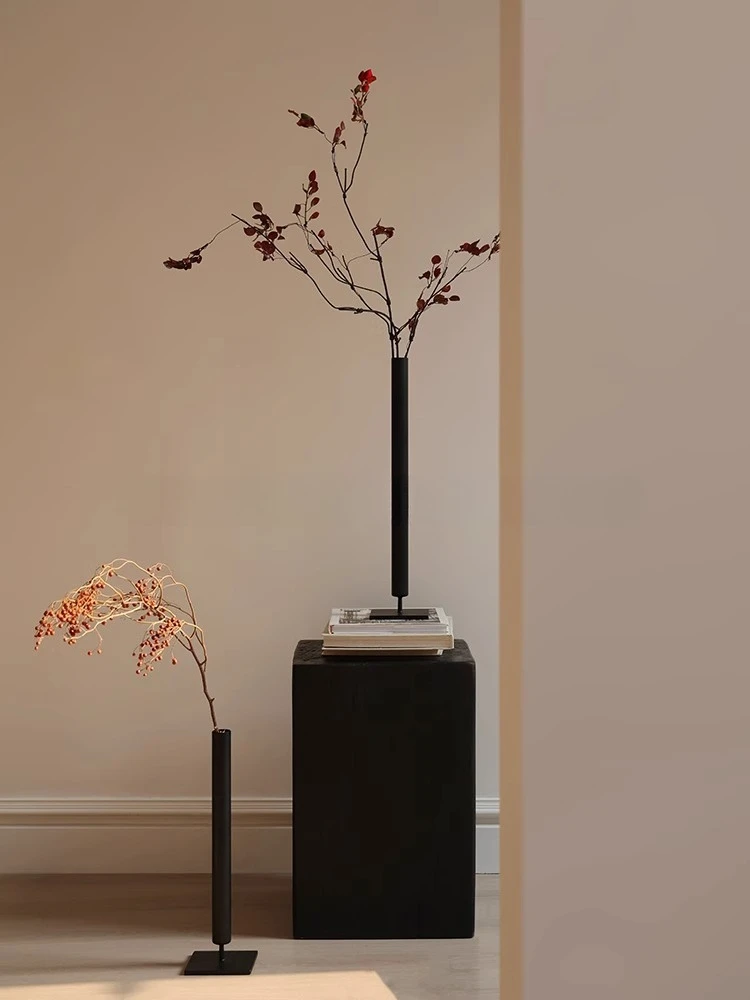 

Medieval vase wabi-sabi wind ornament wrought iron black flower ware Chinese flower arrangement metal art ornament