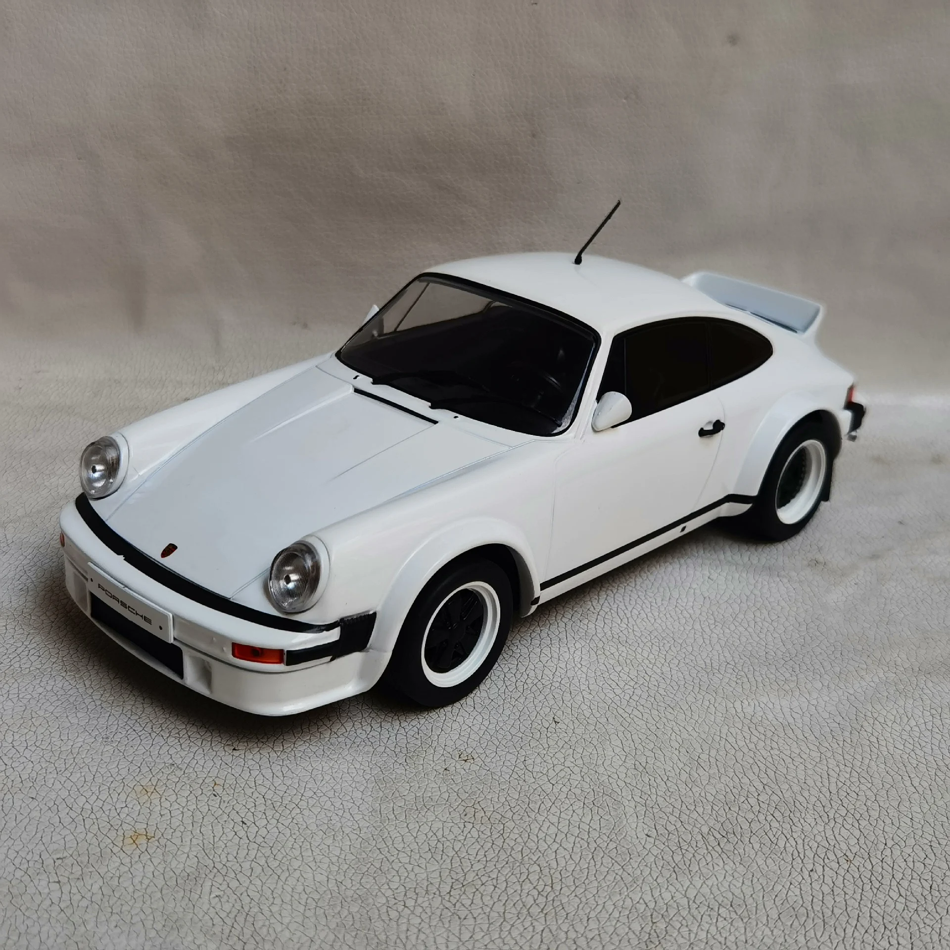 

Diecast IXO 1/18 Scale PORSCHE 911 SC Alloy Car Model Collectible Toy Gift Souvenir Display Ornament