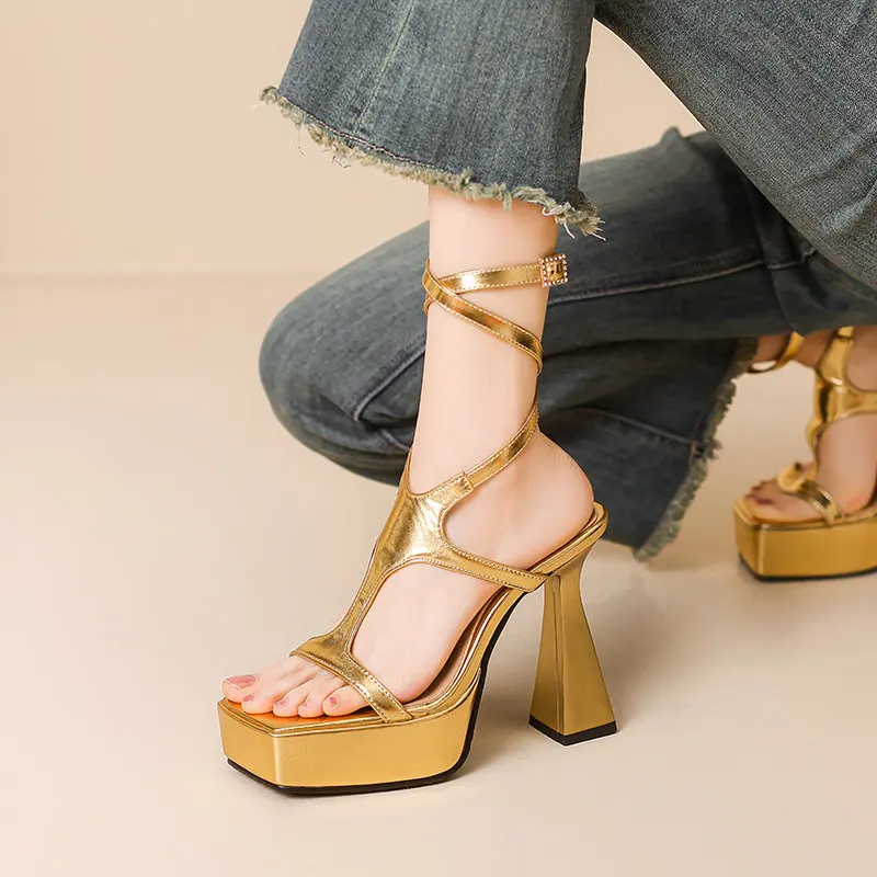 

Летние вечерние туфли на толстом высоком каблуке с открытым носком металлик, золотого, серебряного цвета, пикантные женские сандалии-гладиаторы на платформе с перекрестными ремешками на щиколотке