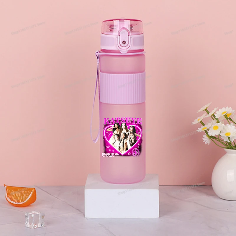 550ml Modische K-POP K-KATSEYE Mattierte Plastik-Wasserflasche Exquisiter Langlebiger Reise- und Party-Trinkbehälter Mädchen Geburtstagsgeschenke – Detail 11