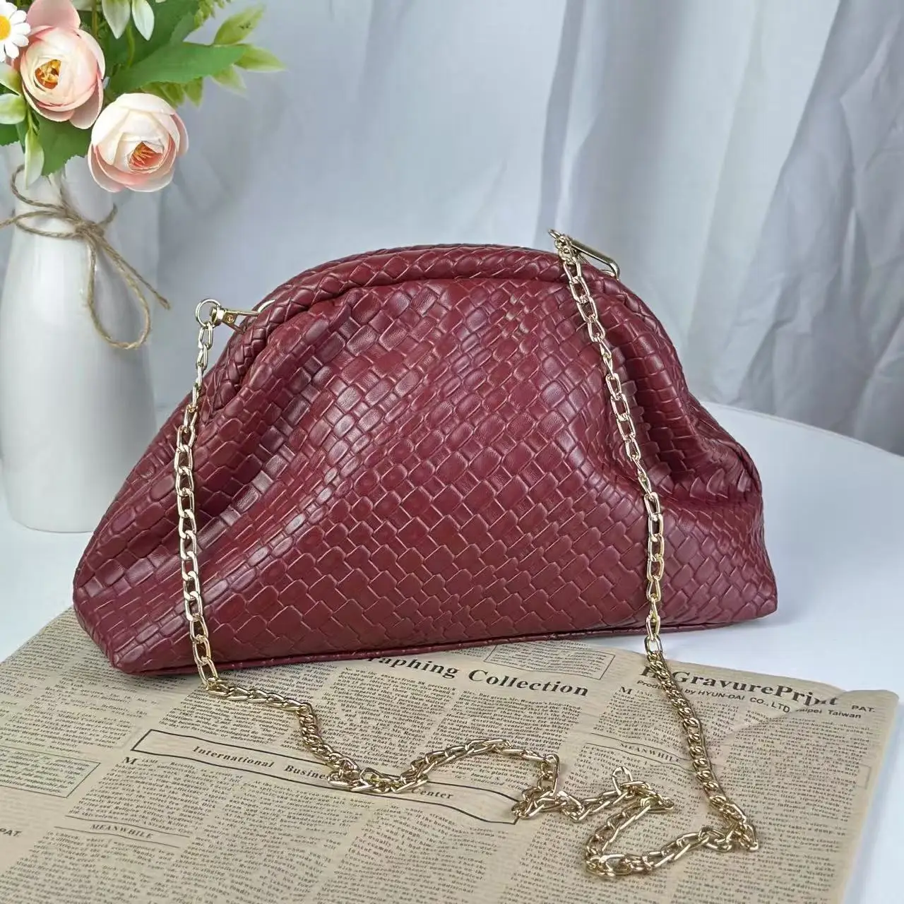 

New Niche High-End Textured Gold Woven Bag Large Capacity Women's Commuter Shoulder Crossbody Bag