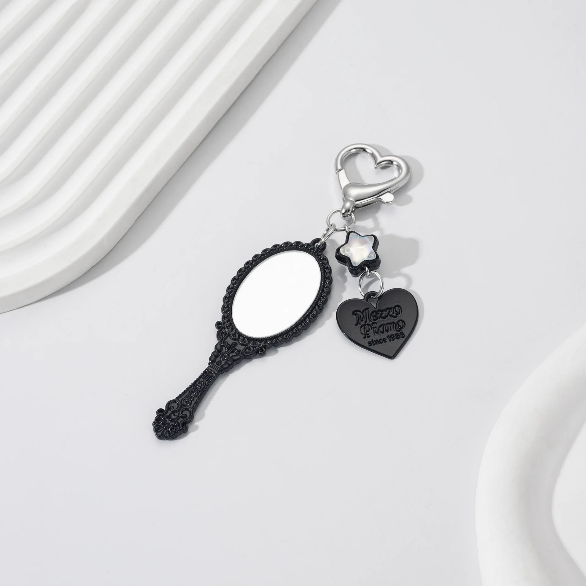 Exquisite Handheld Makeup Mirror Keychain Heart Shaped Key Buckle Car Pendant Bag Charms Hanging Key Ring Backpack Accessories