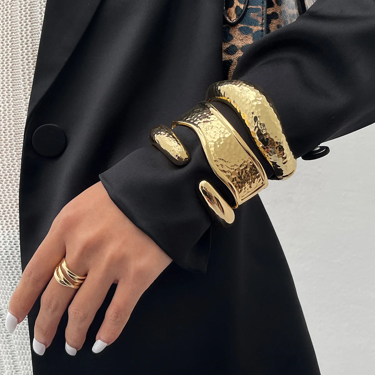Fashion ins metal irregular knock pattern bracelet, design sense spring buckle bracelet bracelet