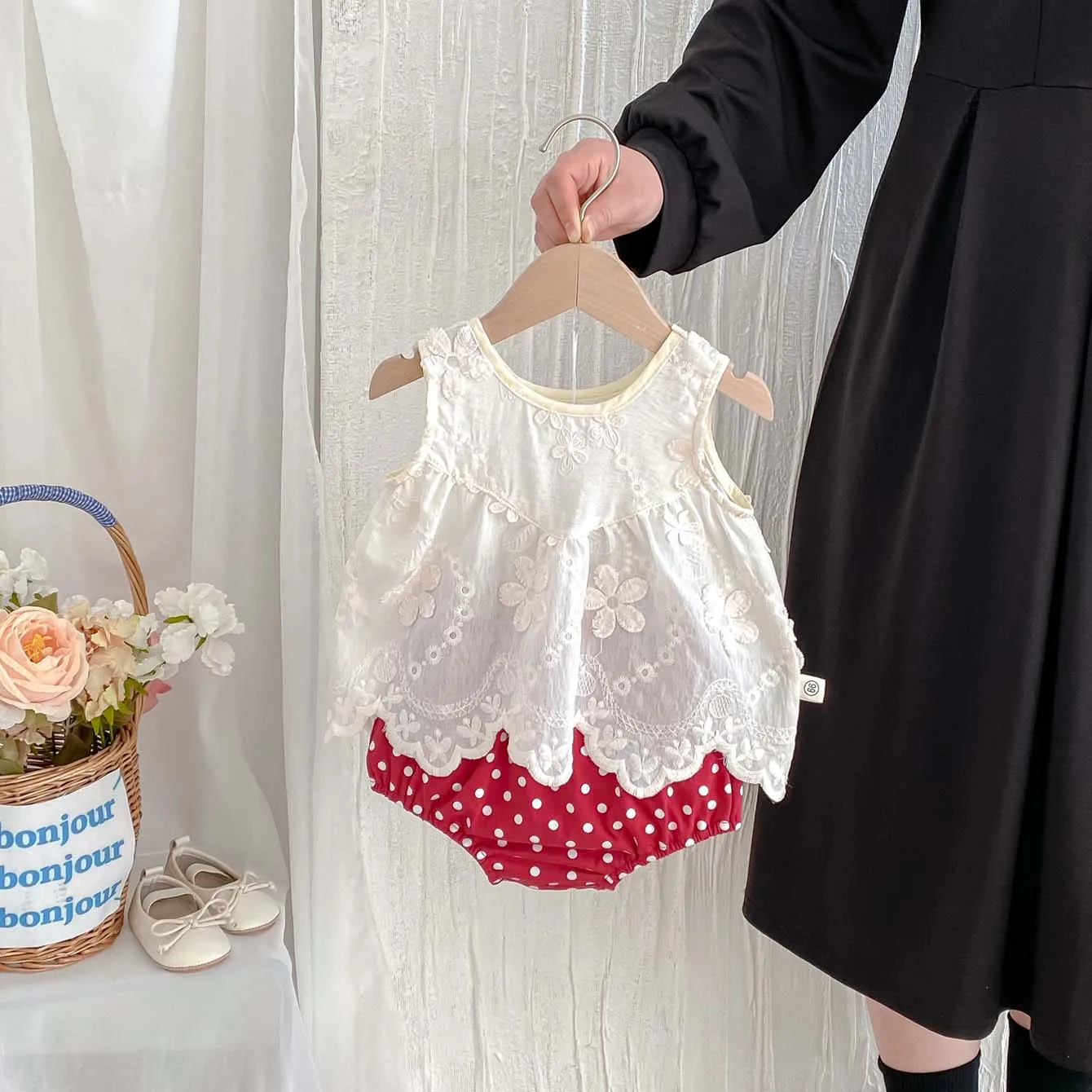 

Летний жилет Ins для маленьких девочек, милый и милый трехмерный топ с вышивкой и красными полированными короткими рукавами, комплект из 2 предметов, детский мягкий,