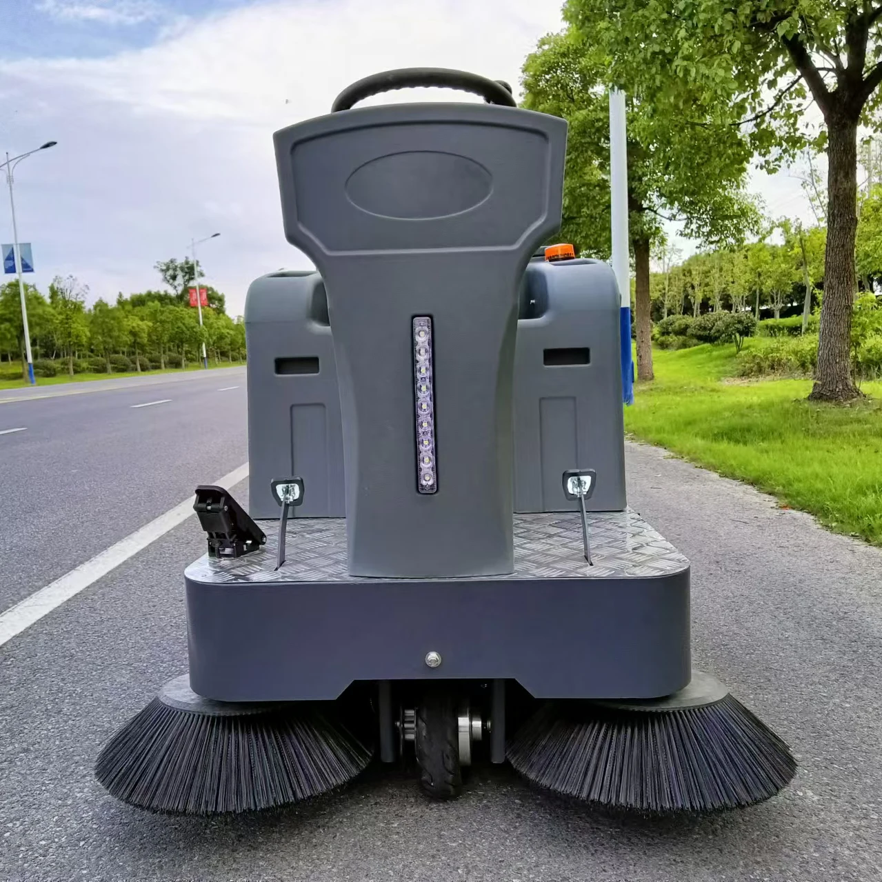 Customized  Automatic Industrial Ride-On Road Sweeper Commercial Electric Self-Propelled Street Sweeper Floor Cleaning Machine