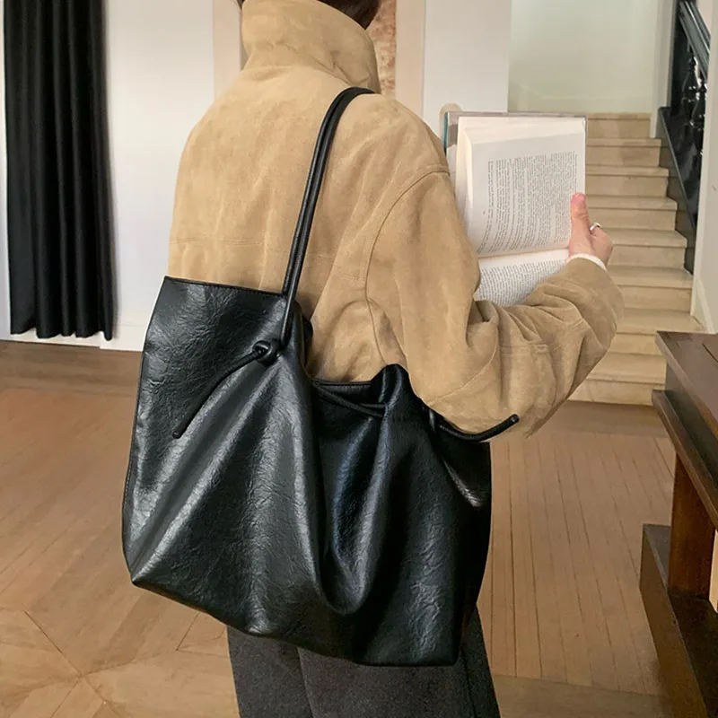 

Vintage Large Capacity Handbag Women'S Commuting Bag Casual Fashion Shoulder Bag Korean Version Black Pu Handbag With Small Bag