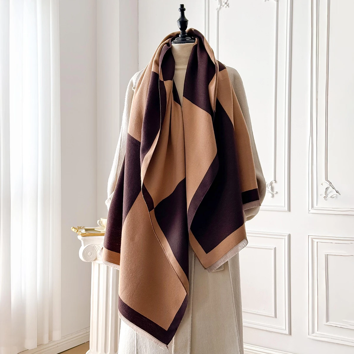 Eleganter Faux-Pashmina-Schal mit geometrischem Druck der Marke 2025, weich, warm, mit Fransen, ideal für Herbst und Winter im Freien – Detail 13