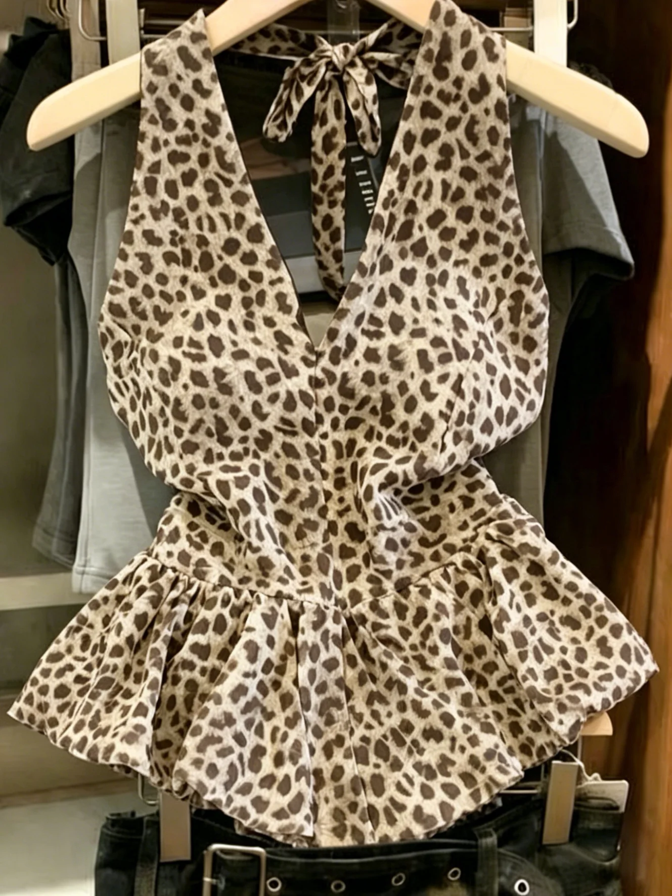 

Retro American Leopard Print Halter Neck Vest Slim Fit Women's Top with Chest Pad Waist Cinching Design Spring 2026