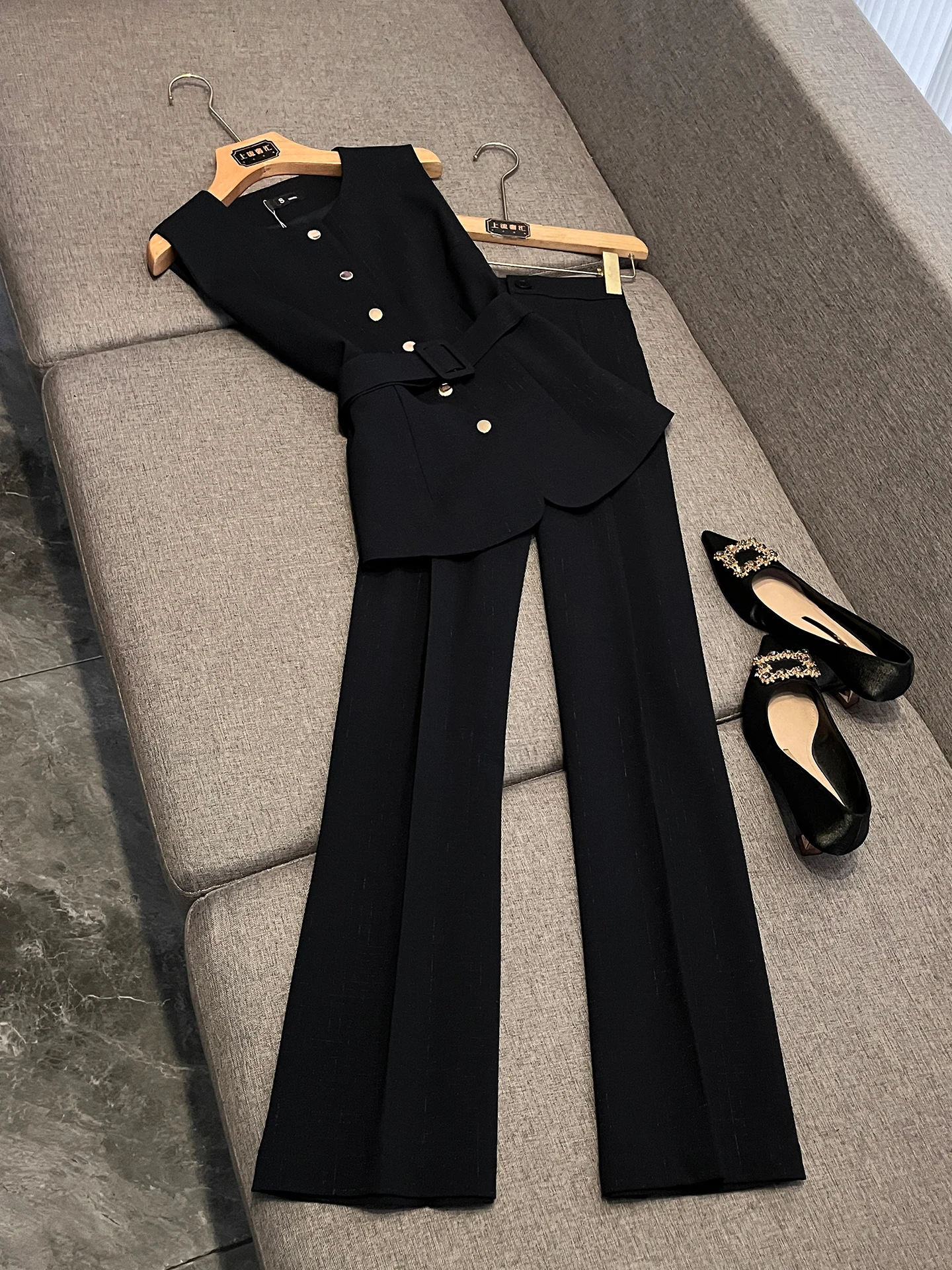 

Весенний женский комплект-двойка 2026: приталенный жилет без рукавов и брюки, для офиса, премиум-класса, черный, модный, удобный, из полиэстера