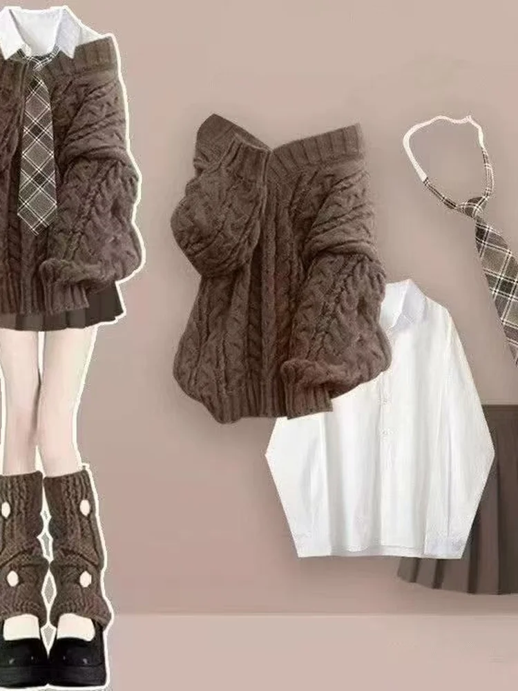 

Осенне-зимний комплект из двух предметов для девушек: нежный свитер на одно плечо и облегающее платье. Мягкая, модная повседневная одежда.