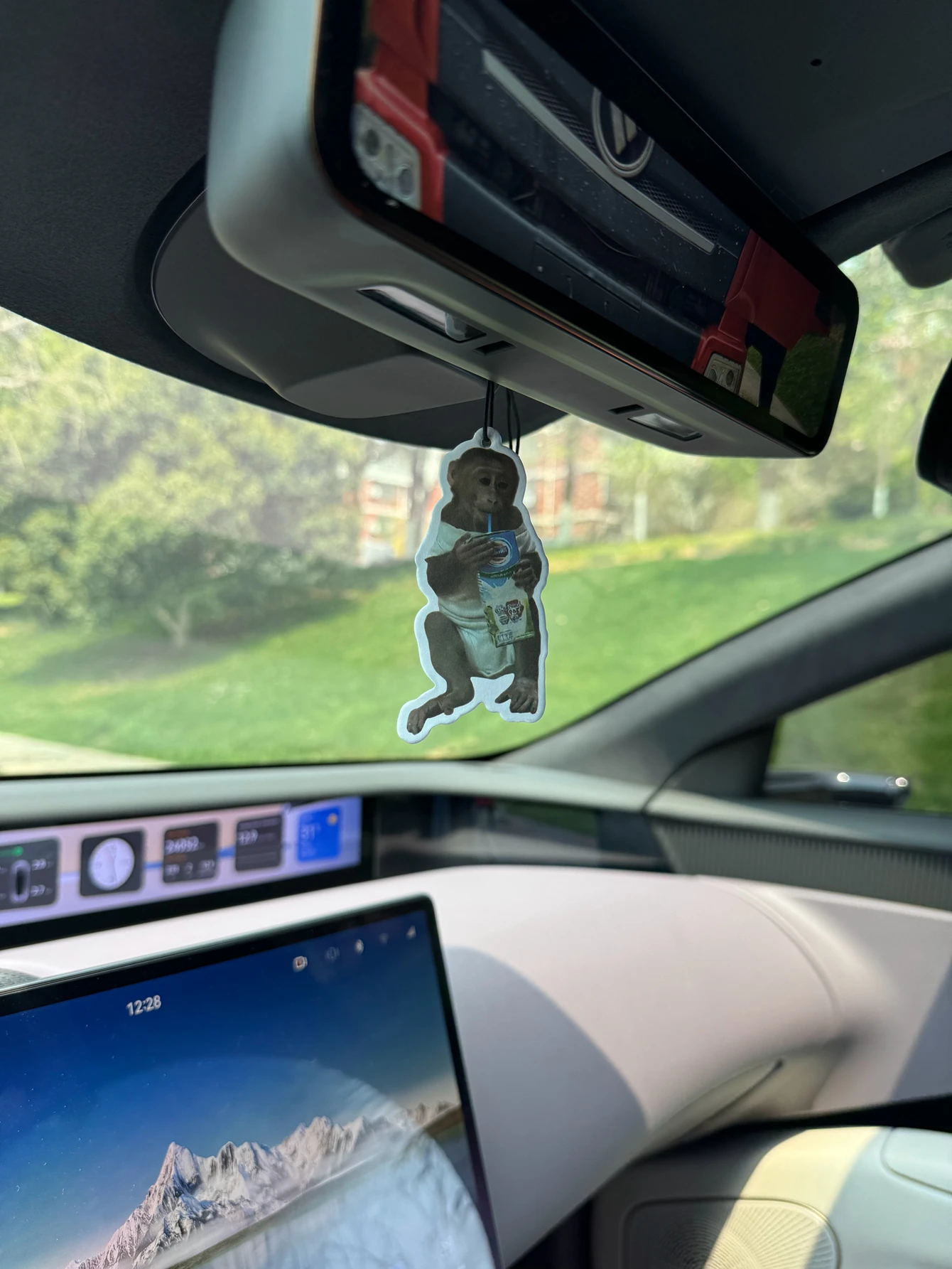 عطر القرد برلين جيرل (سلسلة العطور الفاخرة) عطر سيارة للجنسين ومعطر جو غير سام |     الزيوت العطرية الطبيعية وأقراص العطرية العطرية (نورولي/الجريب فروت/الأرز) |     نوع التعليق ويمكن استخدامه كمشبك تنفيس |     عطر يدوم طويلاً لمدة 60-90 يومًا |     إزالة الروائح الكريهة وتنقية الهواء |     مناسبة للاستخدام في السيارات والمنازل وخزائن الملابس والحمامات. |     تصميم الرسوم المتحركة الكرتونية |     نفس العطر مثل منتجات العداد |