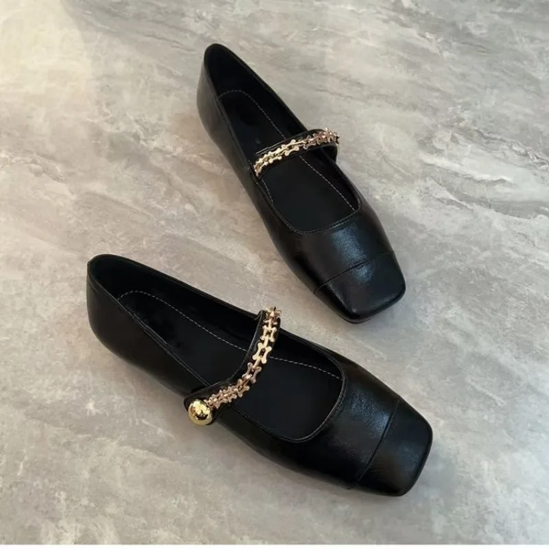 Damen-Mary-Jane-Schuhe mit quadratischer Zehenpartie, aus weichem Kunstleder mit goldfarbener Kettendekoration, im Retro-Eleganz-Stil, mit bequemem, flachem Absatz, passend zu jedem Outfit. – Detail 2