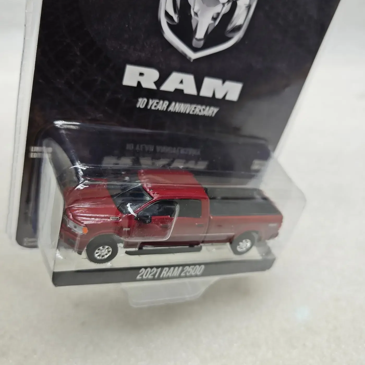 1:64 2021 RAM 2500 จําลองรถสะสมของเล่นของขวัญเครื่องประดับ
